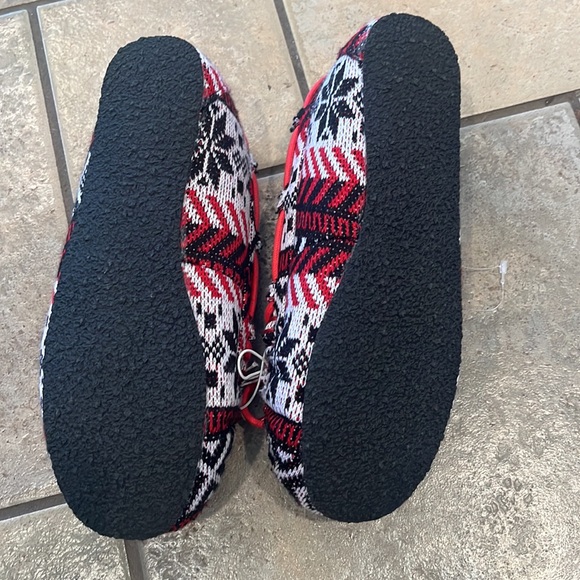 Minnetonka size 7 ladies slippers moccasins - Picture 2 of 2